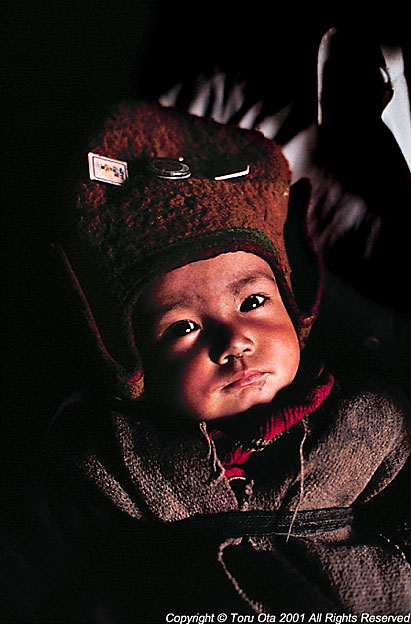 伝統的な衣装に包まれた赤ん坊　テスタ村